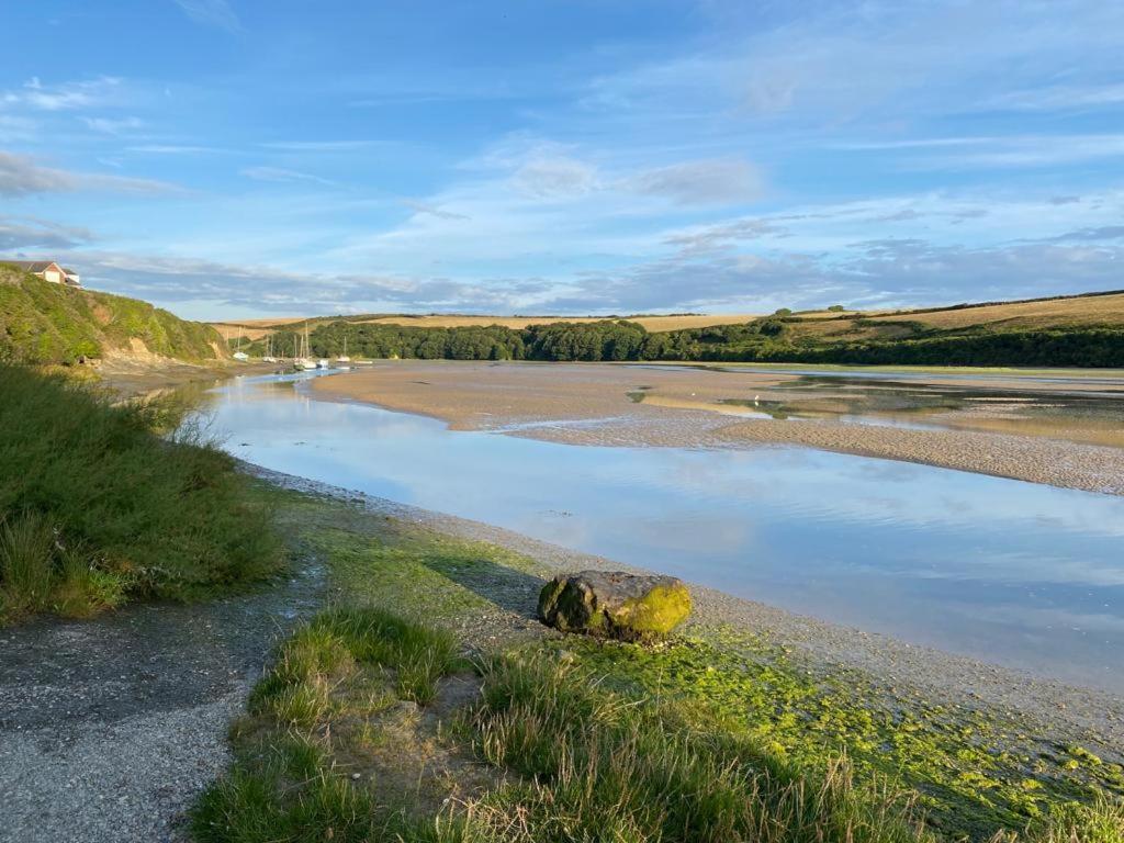 1 Chatsworth Riverscape Apartments - Riverview Apartment In Great Location With Free Parking Overlooking The Gannel Just A Short Walk From Newquays Incredible Beaches And Local Amenities New Quay Eksteriør bilde