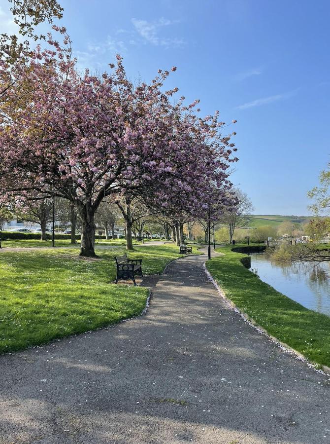 1 Chatsworth Riverscape Apartments - Riverview Apartment In Great Location With Free Parking Overlooking The Gannel Just A Short Walk From Newquays Incredible Beaches And Local Amenities New Quay Eksteriør bilde